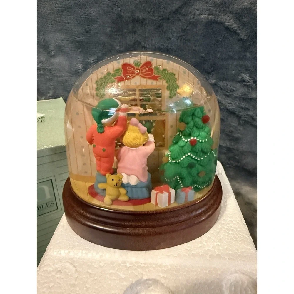 VTG Vision of Christmas Light Up Snow Globe1988 Avon Dual Sided Doesn't‎ Work